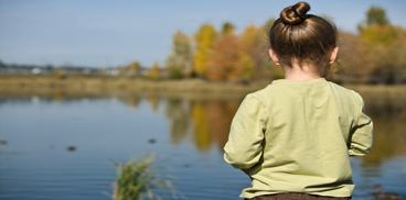 Foto con bambina spalle lago