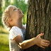 Aree interne, bimba che abbraccia l'albero